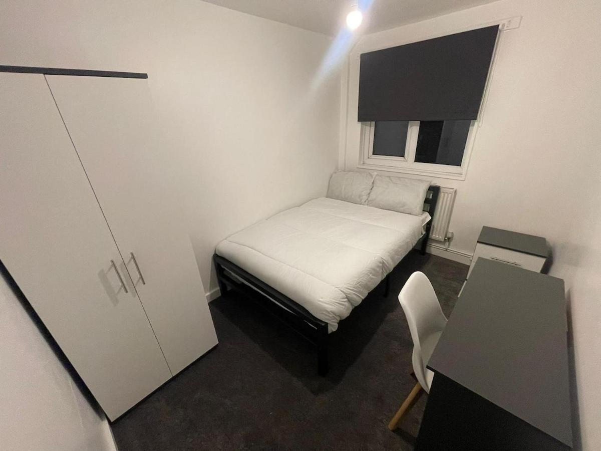 Holiday home Tranquil Park Escape Cosy Bedroom Shared Space Sheffield
