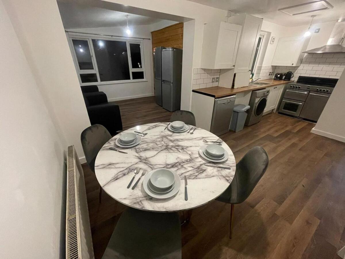 Tranquil Park Escape Cosy Bedroom Shared Space Holiday home Sheffield